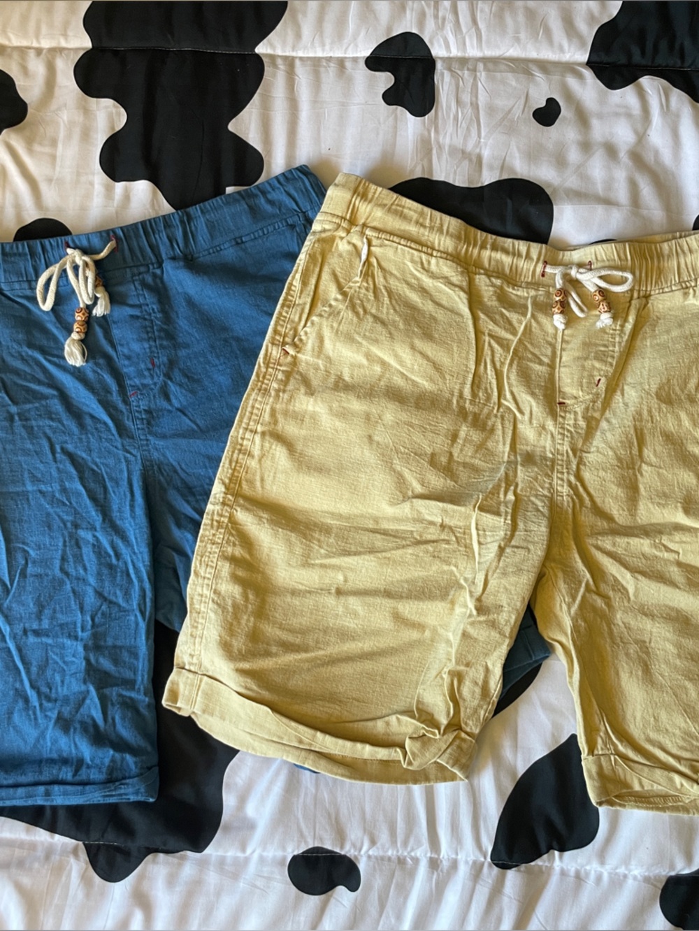 Amazon Essentials Men's Flat Front Drawstring Shorts — Blue and Yellow